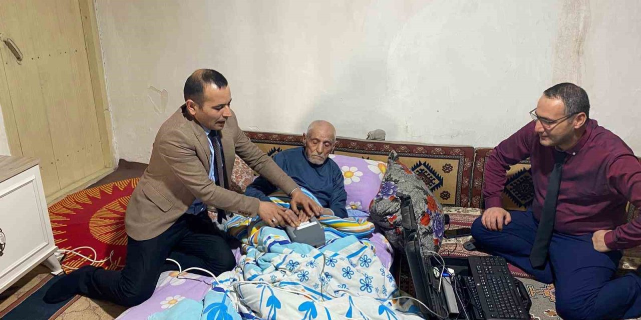 Ağrı’da yatağa bağımlı Akbaş'ın kimliği evinde yenilendi