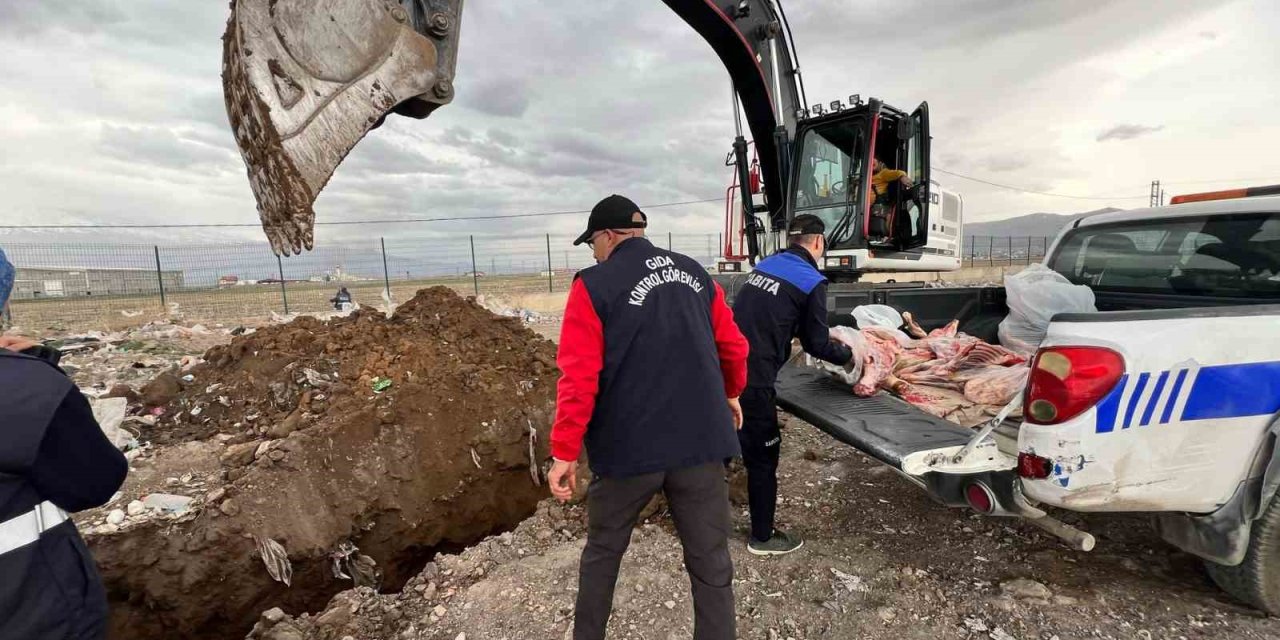 Doğubayazıt'ta hijyen kurallarına aykırı şekilde satışı yapılan 150 kilogram et imha edildi
