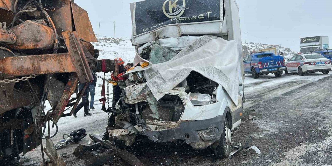 Ardahan’da kamyonet iş makinesine çarptı: 1 ölü, 2 yaralı