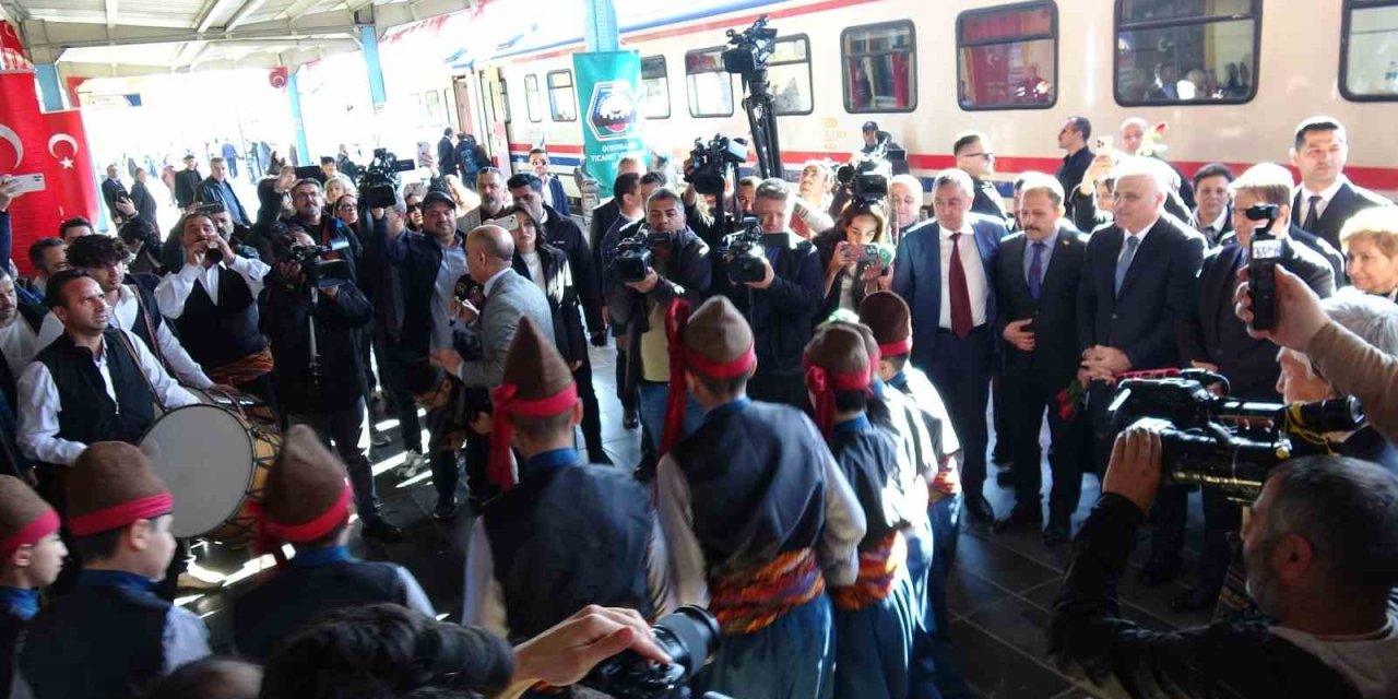 Turistik Diyarbakır Ekspresi treni davul ve zurnayla karşılandı