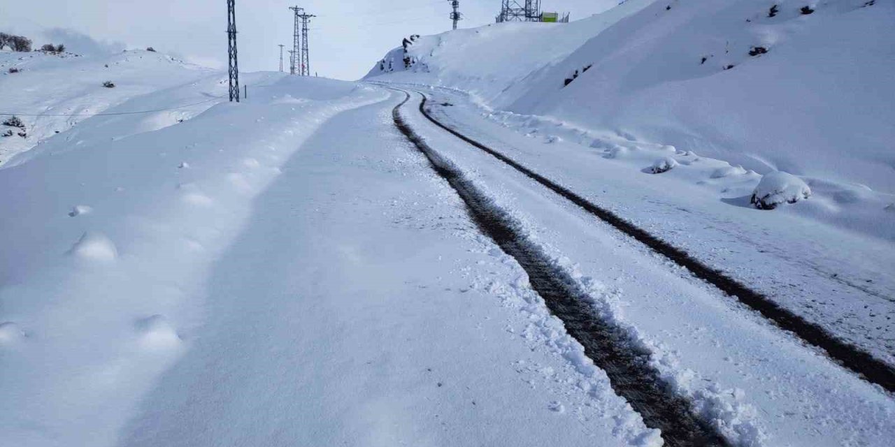 Şirvan’da kardan kapanan köy yolu ulaşıma açıldı