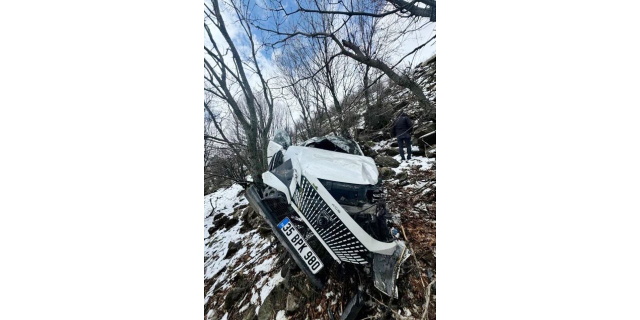 Muş-Kulp karayolunda otomobil uçuruma yuvarlandı, 4 kişiyi ağaçlar kurtardı