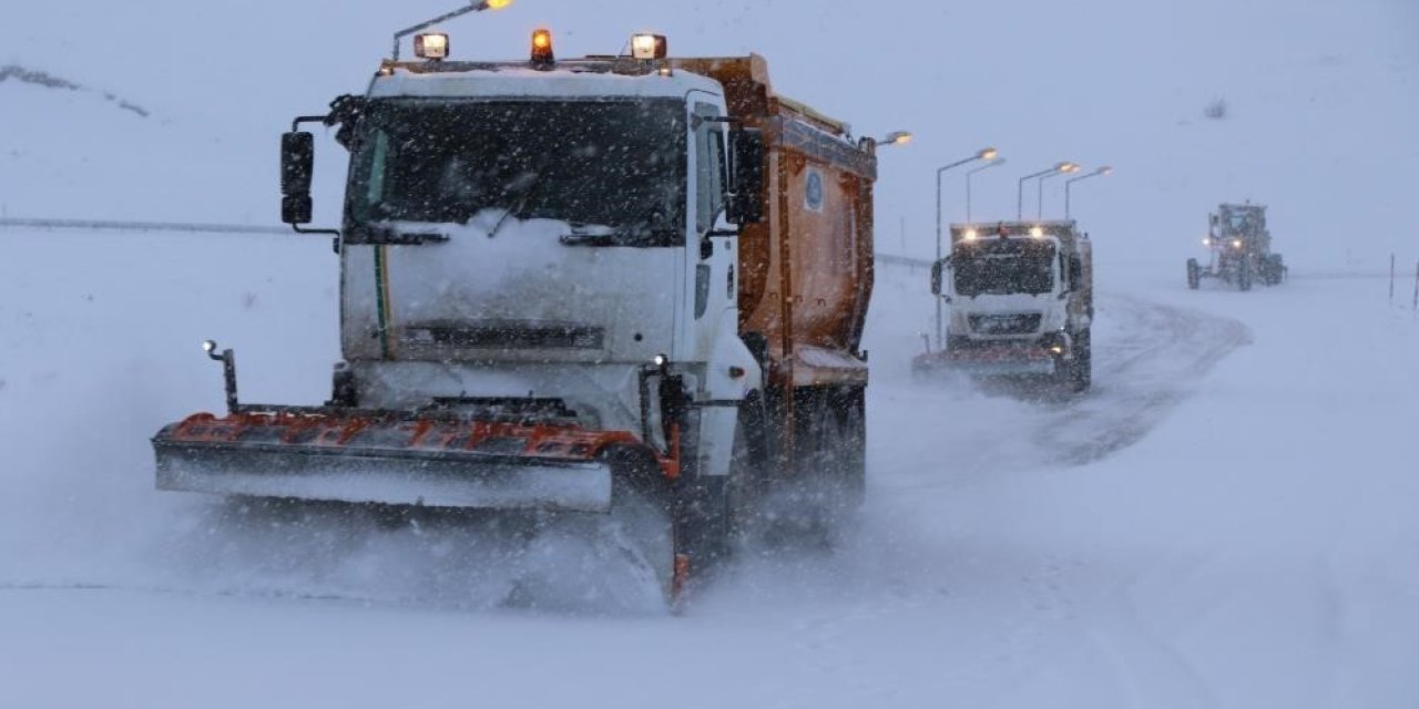 Erzincan’da nisan ayında karla mücadele devam ediyor