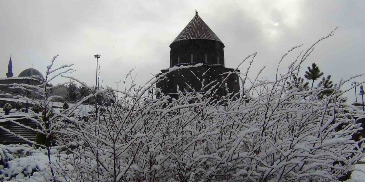 Kars'ta kar yağışı etkili oldu
