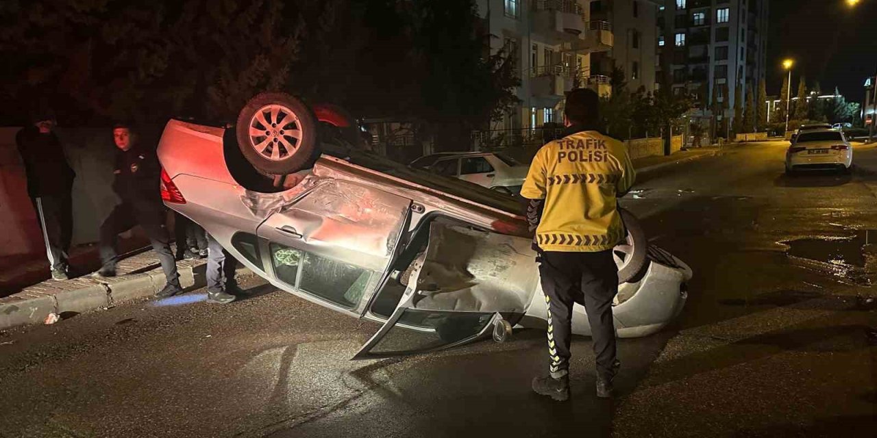 Adıyaman'da iki otomobilin çarpışması sonucu araçlardan biri ters döndü