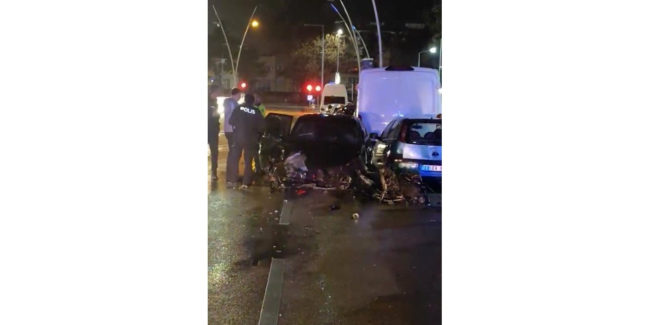 Elazığ’da ters yöne giren otomobil dehşet saçtı: 4 kişi yaralandı