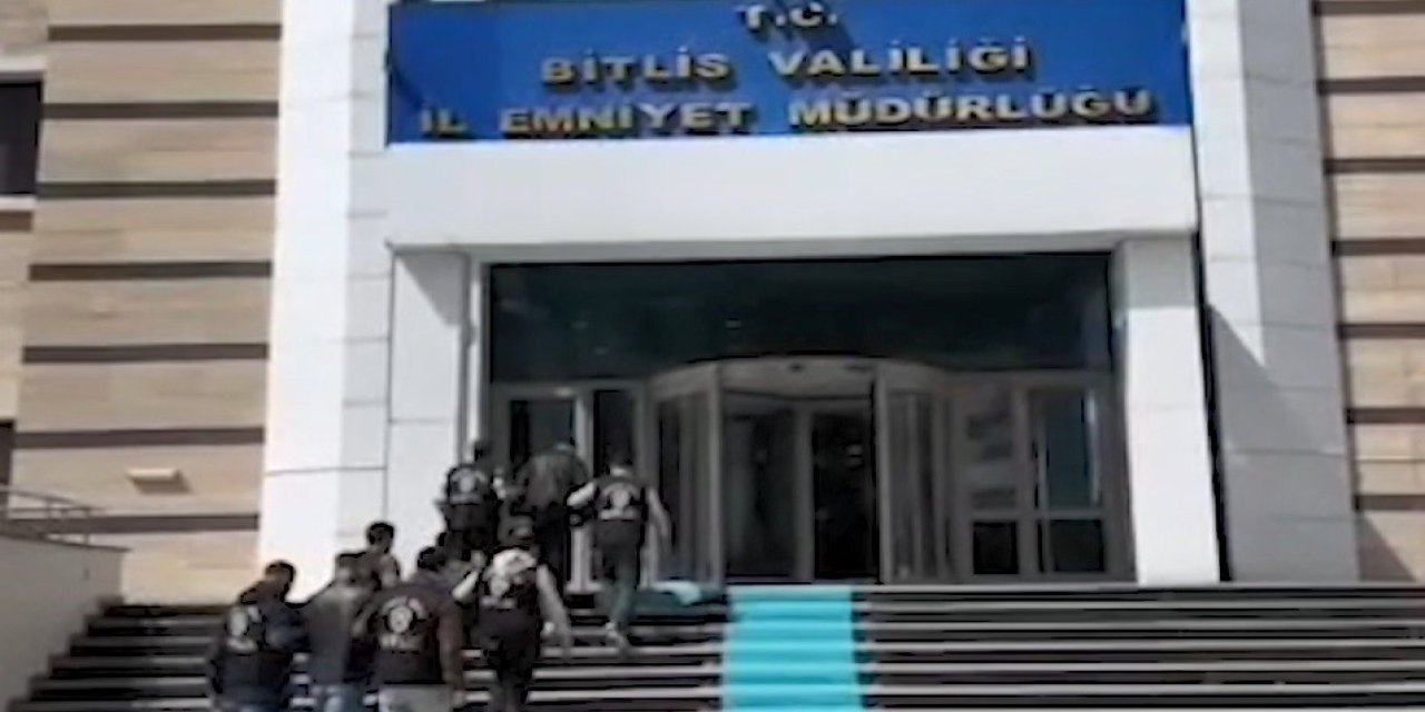 Sosyal medyadan silahlı fotoğraflarını paylaşan 4 şahıs yakalandı