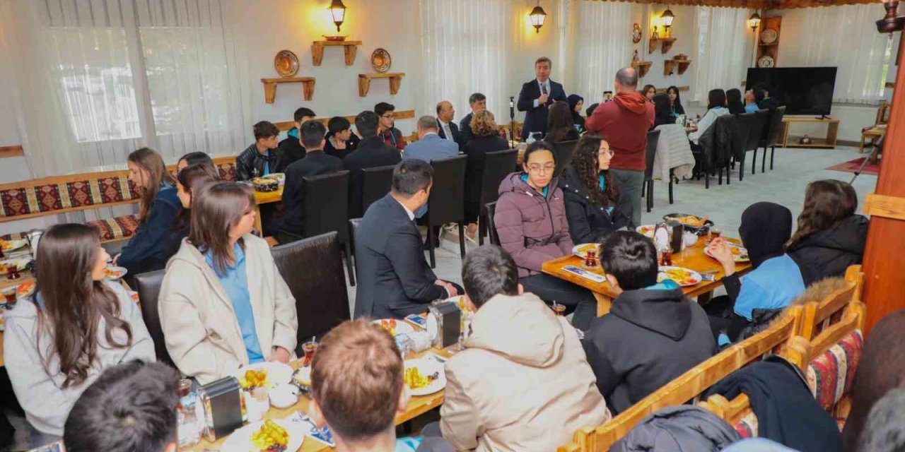 Vali Aydoğdu PISA sınavı öncesi öğrencilerle buluştu