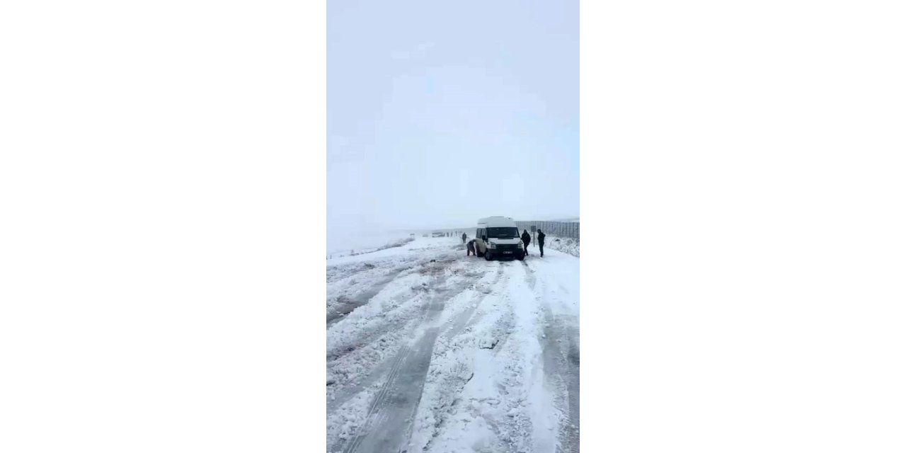 Kars’ta kar yağışı nedeniyle onlarca araç mahsur kaldı