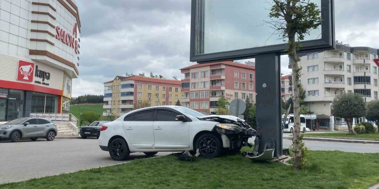 Batman'da otomobil reklam panosuna çarptı, sürücü kazayı yara almadan atlattı