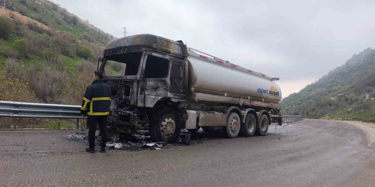 Şırnak’ta seyir halindeki akaryakıt tankeri alevlere teslim oldu
