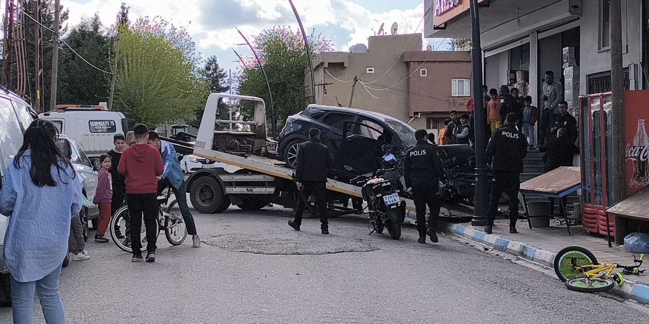 Batman’da kaza: Otomobil binaya girdi