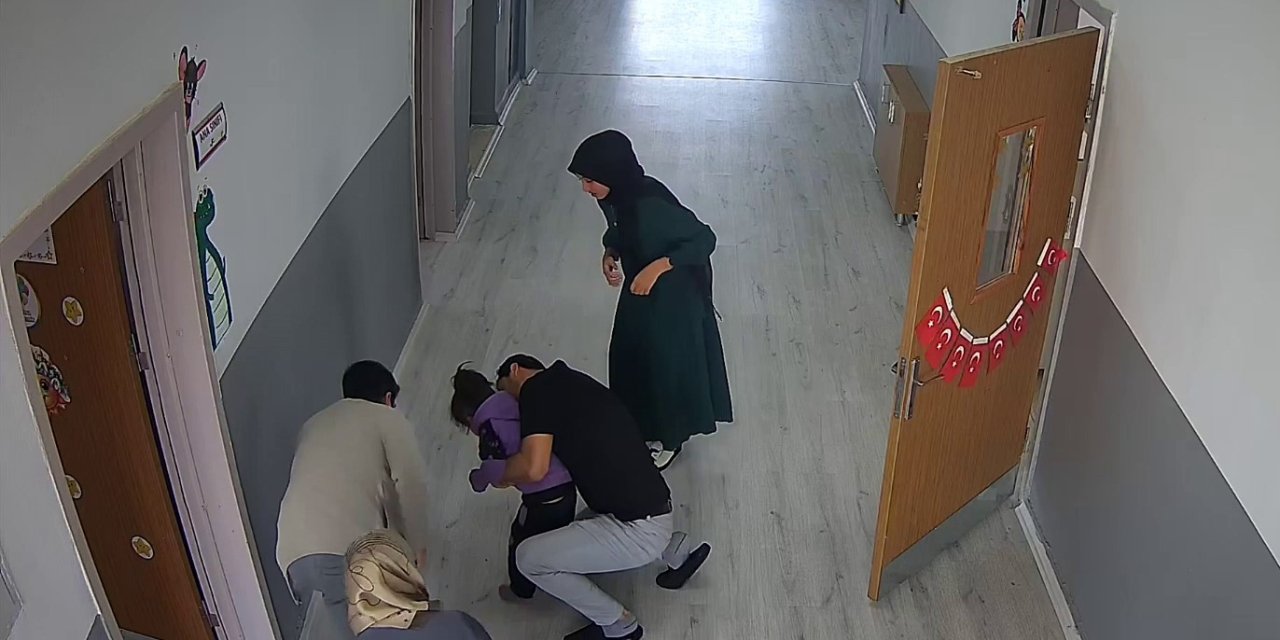 Urfa'da nefessiz kalan öğrenciye okul müdüründen heimlich manevrası