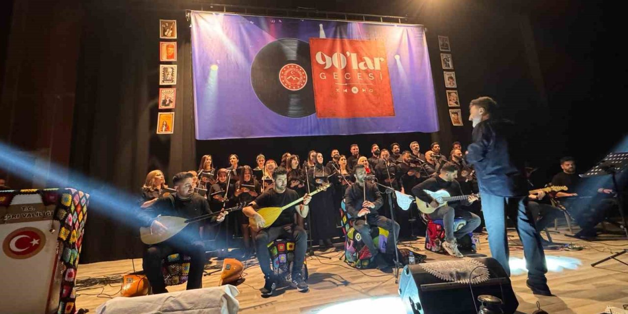 Ağrı’da "90'lar Türkü Gecesi" düzenlendi