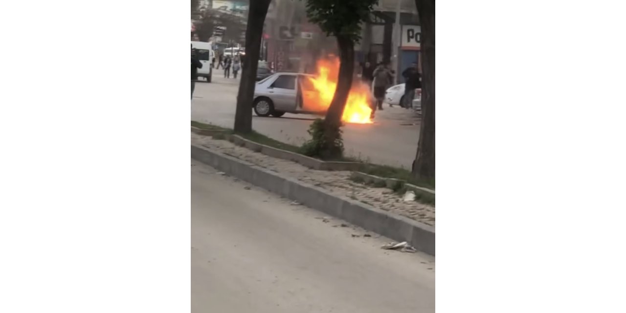 Elazığ’da park halindeki araç yandı