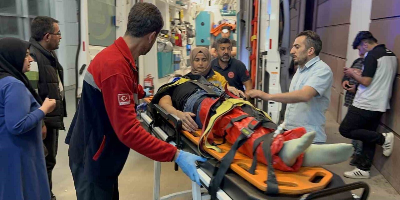 Otomobil ile kamyonet çarpıştı: 4 kişi yaralandı