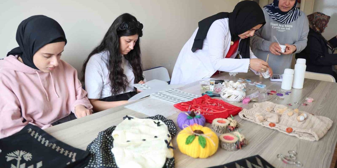 Elazığ'da kadınlar el sanatları kursunda hem sosyalleşiyor hem de öğreniyor