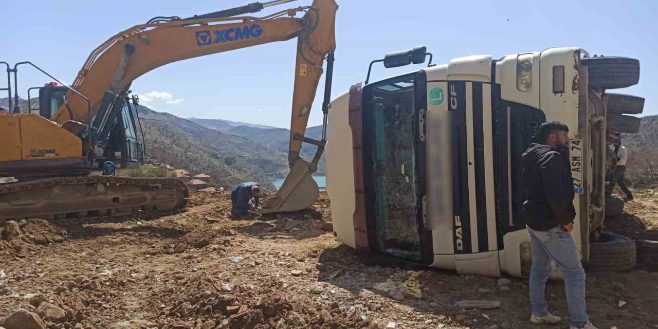 Sincik’te hafriyat kamyonu devrildi