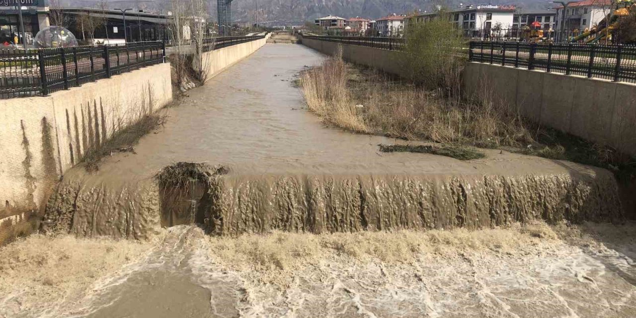 Erzincan'da kuruyan Vasgirt deresinden sel akıyor
