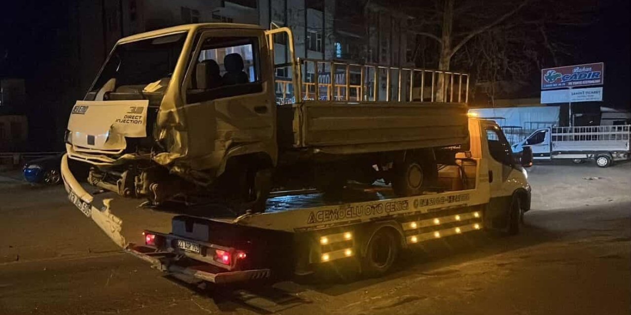 Elazığ’da otomobil ile kamyonet çarpıştı: 1 kişi yaralandı
