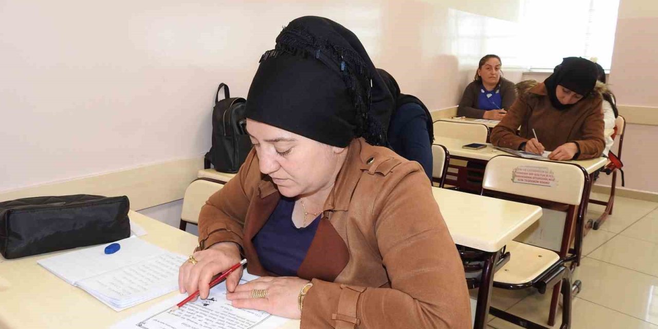 Antep'te kadınlar, yıllar sonra okuma-yazma öğrenmenin mutluluğunu yaşıyor