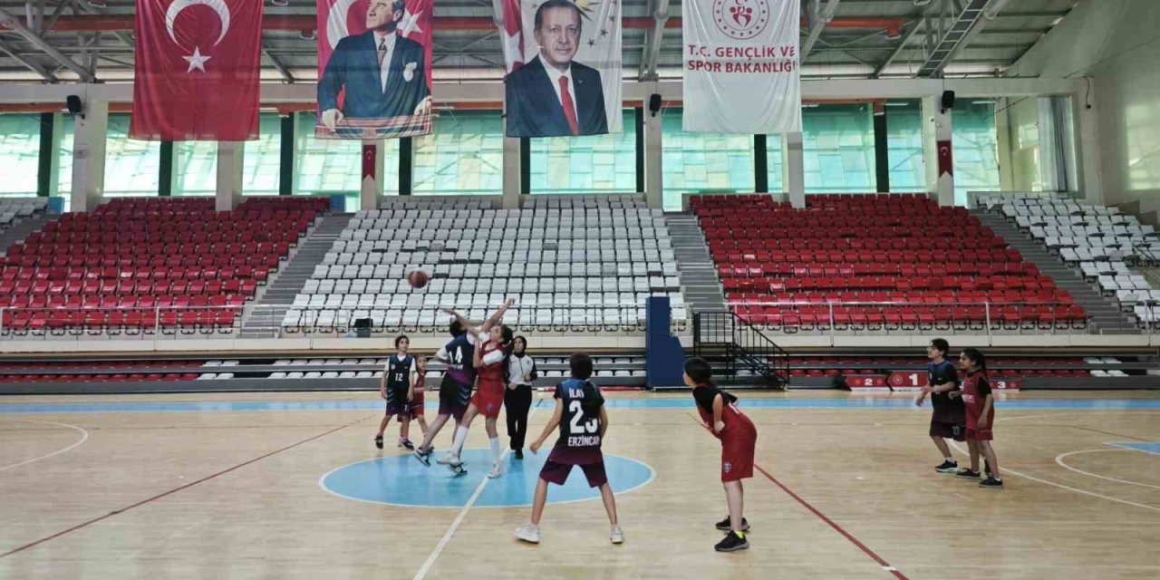 Erzincan’da 23 Nisan etkinlikleri kapsamında Basketbol İl Birinciliği düzenlendi