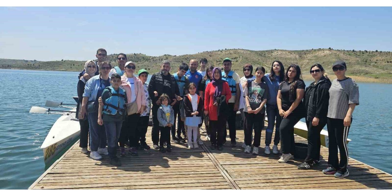 Adıyaman’da otizmli çocuklar kürek sporu ile tanıştı