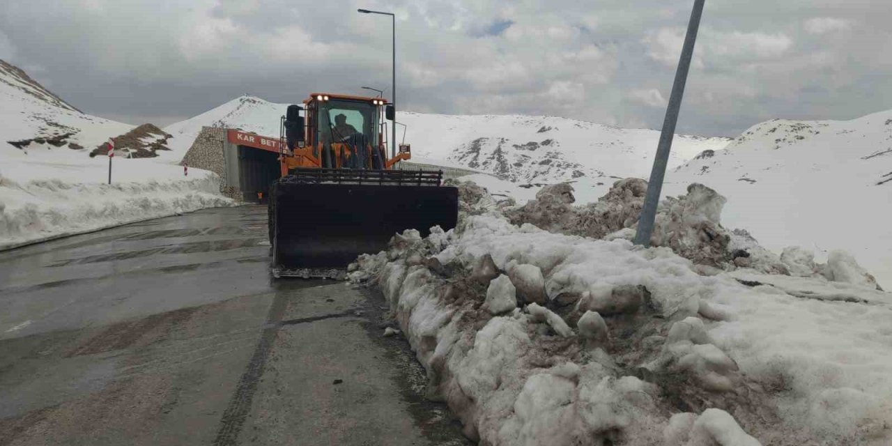 Karabet Geçidi’nde kar kaplanlarının zorlu mesaisi