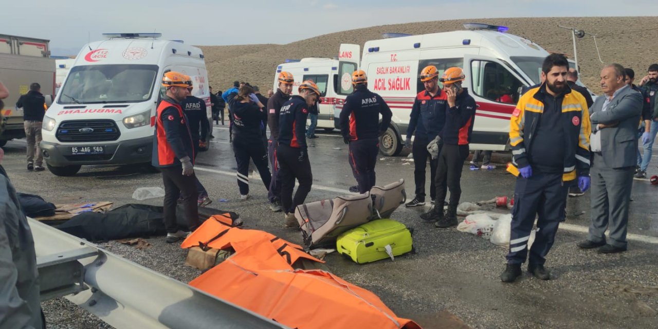 Van yolunda meydana gelen kazanın olay yerinden yeni fotoğraflar