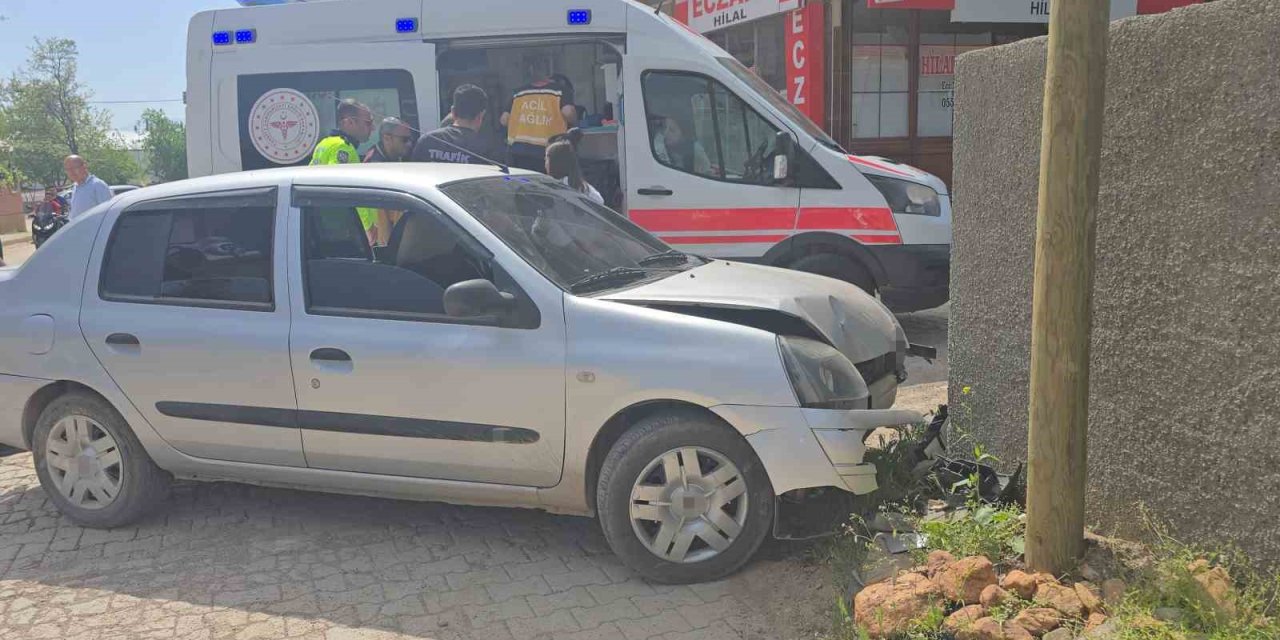 Antep’te virajı alamayan otomobil duvara çarptı: 5 yaralı