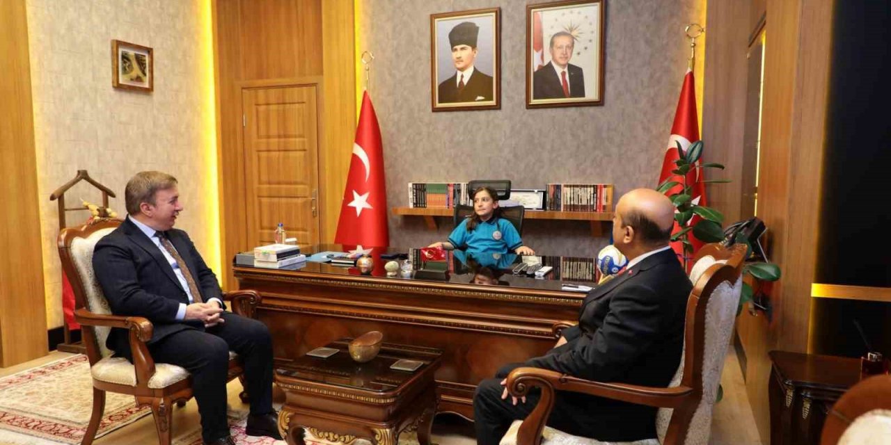 Erzincan Valisi, 23 Nisan’da makamını öğrencilere devretti