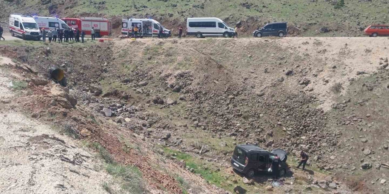 Hafif ticari araç şarampole yuvarlandı: 5 yaralı