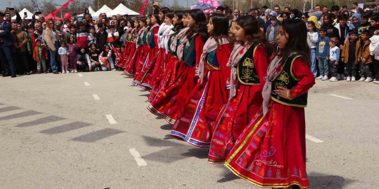 Van’da 23 Nisan çeşitli etkinliklerle kutlandı