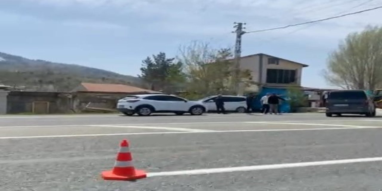 Elazığ’da iki hafif ticari araç çarpıştı: 4 yaralı