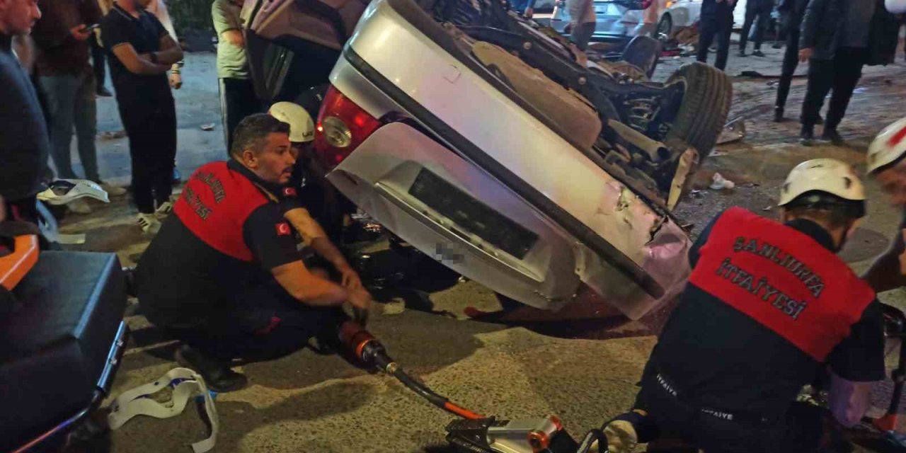 Urfa’da park halindeki araçlara çarpan otomobil takla attı: 2 ölü, 1 yaralı
