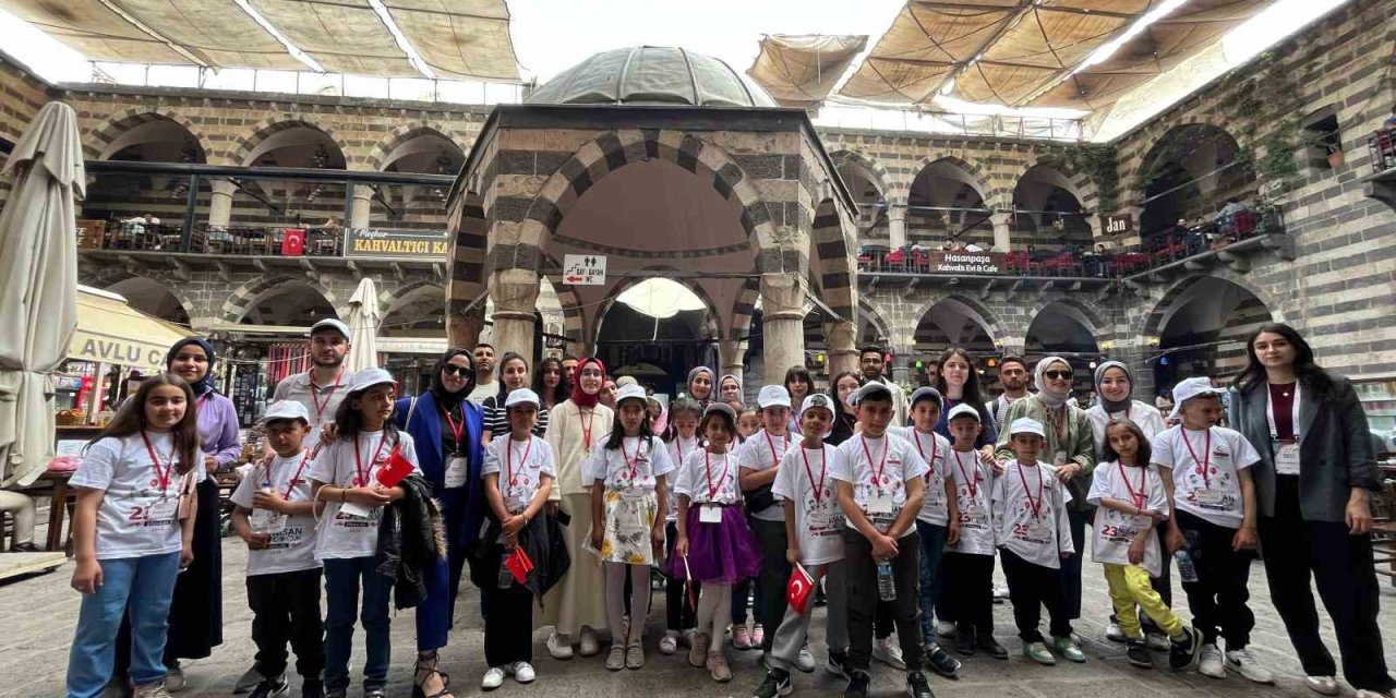 23 ilkokulun öğrencisi Diyarbakır'ın tarihi yerlerini gezdi