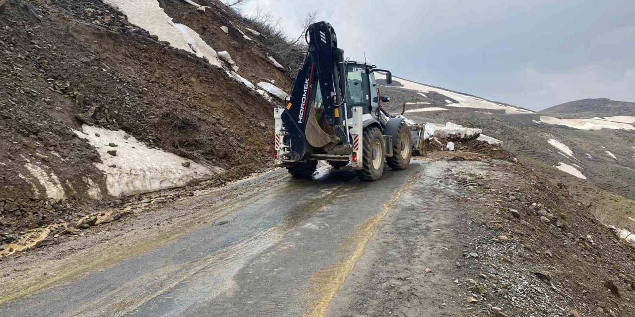 Muş’ta heyelan grup köy yolunu ulaşıma kapattı