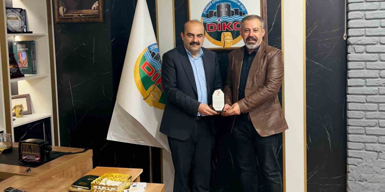 Kızılay’dan DİKO Başkanı Mehmet Yüksel’e teşekkür plaketi