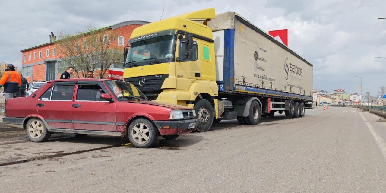 Erzurum Aşkale'de ışıklarda tırın sürüklediği otomobilde 3 yaralı