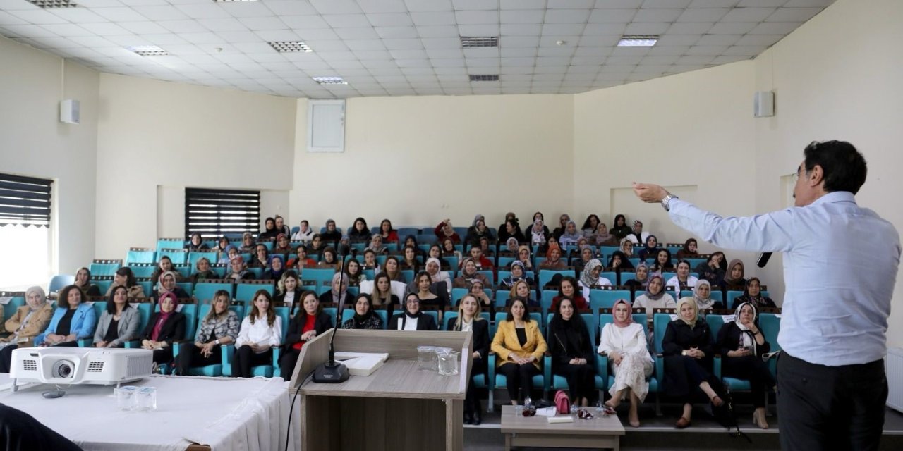 Van'da ’Her Şeye Rağmen, Mazeret Yok Çıkış Var’ semineri