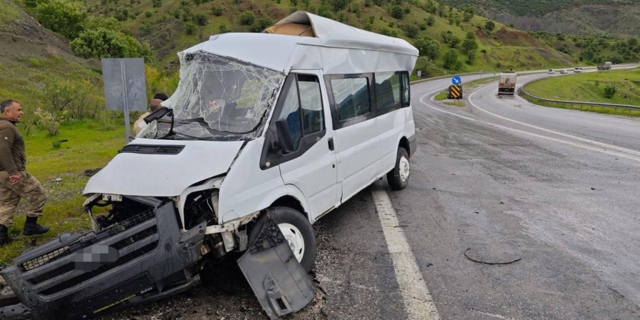 Bitlis’te tır ile minibüs çarpıştı: 1 kişi öldü, 2 kişi yaralandı