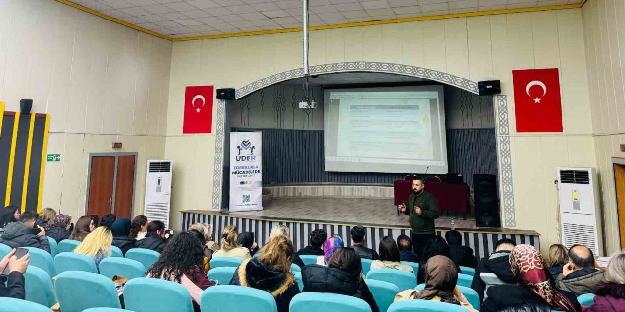 UDER, öğretmenlere zorbalıkla mücadele eğitimi verdi