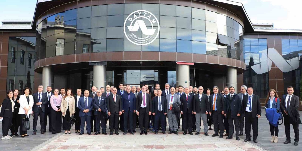 Rektör Hacımüftüoğlu, Türkiye ilaç endüstrisinin öncü isimleriyle buluştu