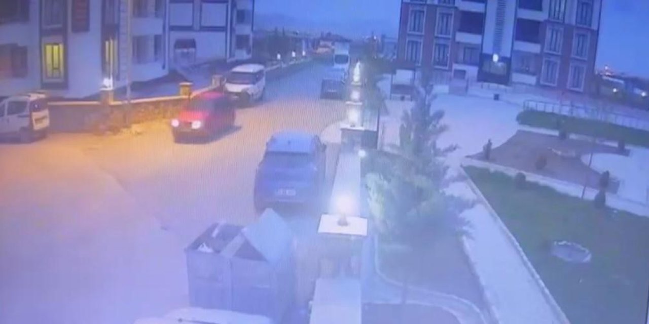 Geri giderken park halindeki araca çarptı