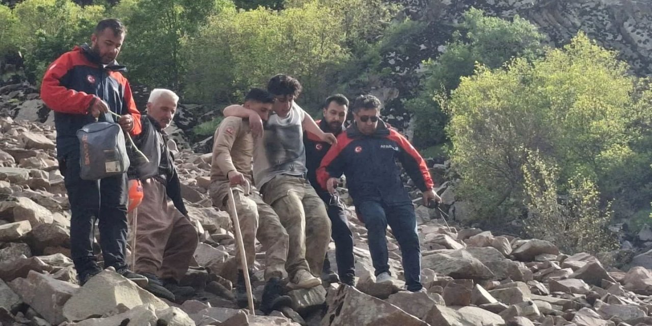 Hakkari’de pancar toplamaya çıktığı dağda mahsur kalan genç kurtarıldı