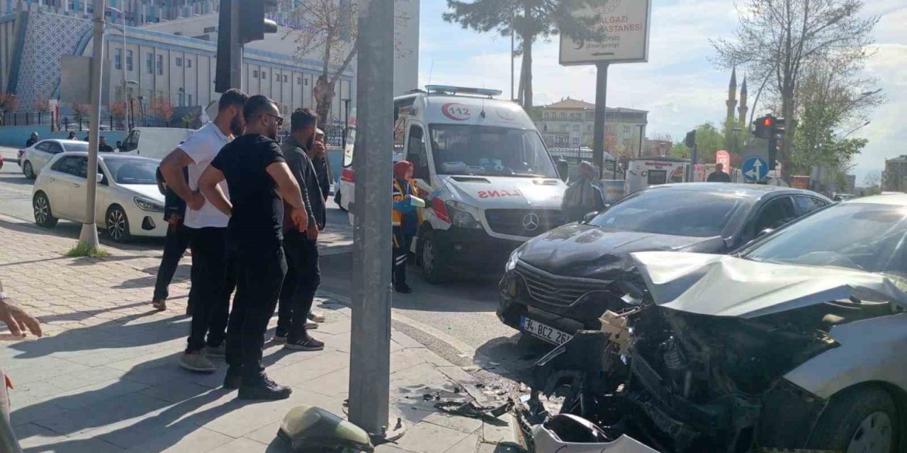 Malatya’da iki araç çarpıştı: 3 kişi yaralandı