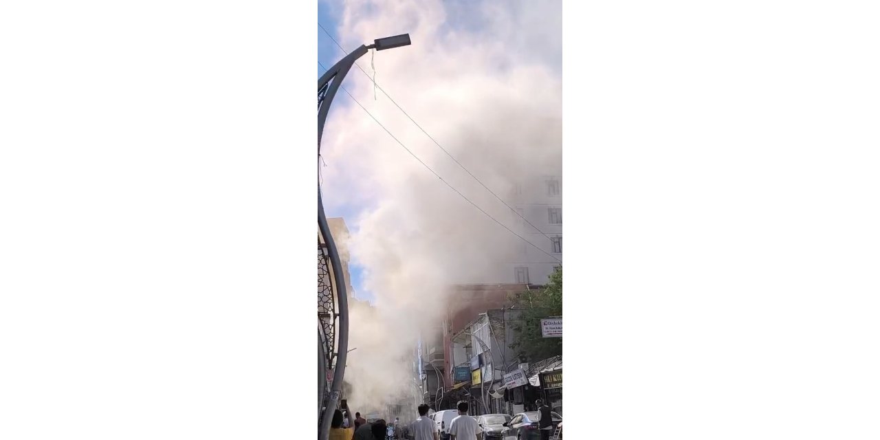 Diyarbakır’da fırının bacasından çıkan yoğun duman panik yarattı