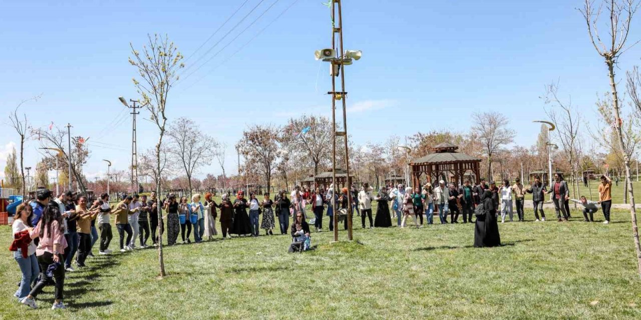 Van'da özel çocuklar uçurtma şenliğinde eğlendi