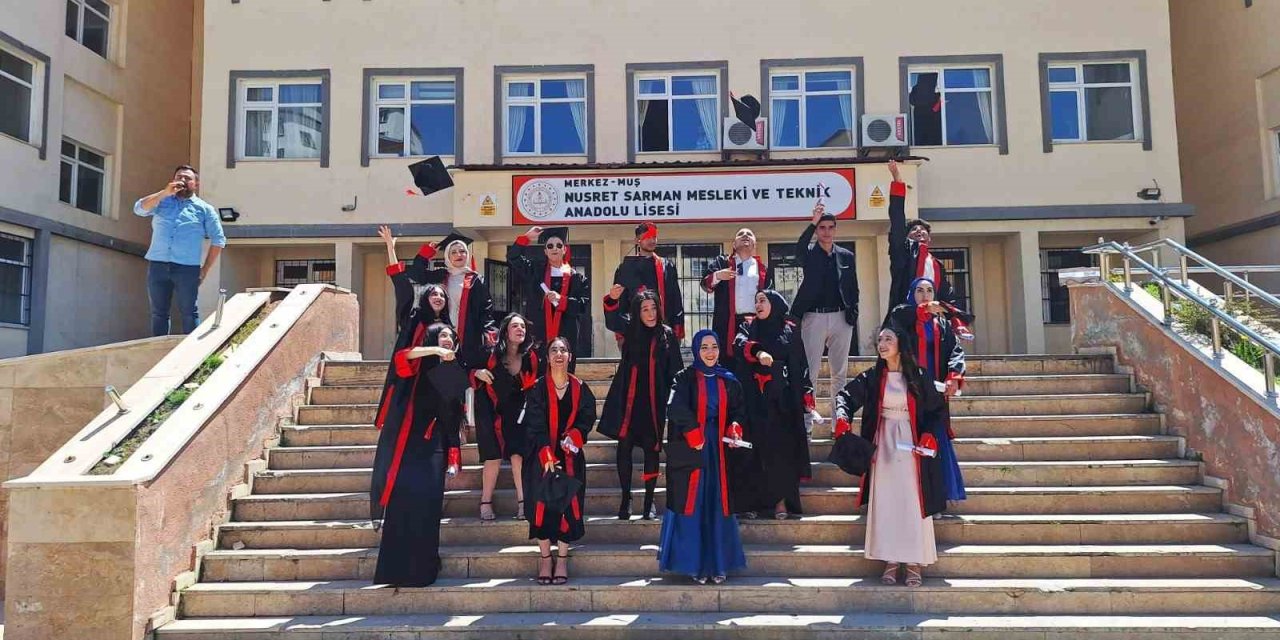 Muş’ta mezuniyet sevinci yaşandı