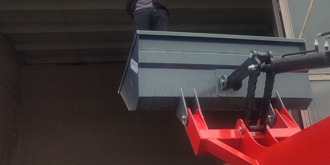 Darende'de pencereye sıkışan güvercini esnaf kurtardı